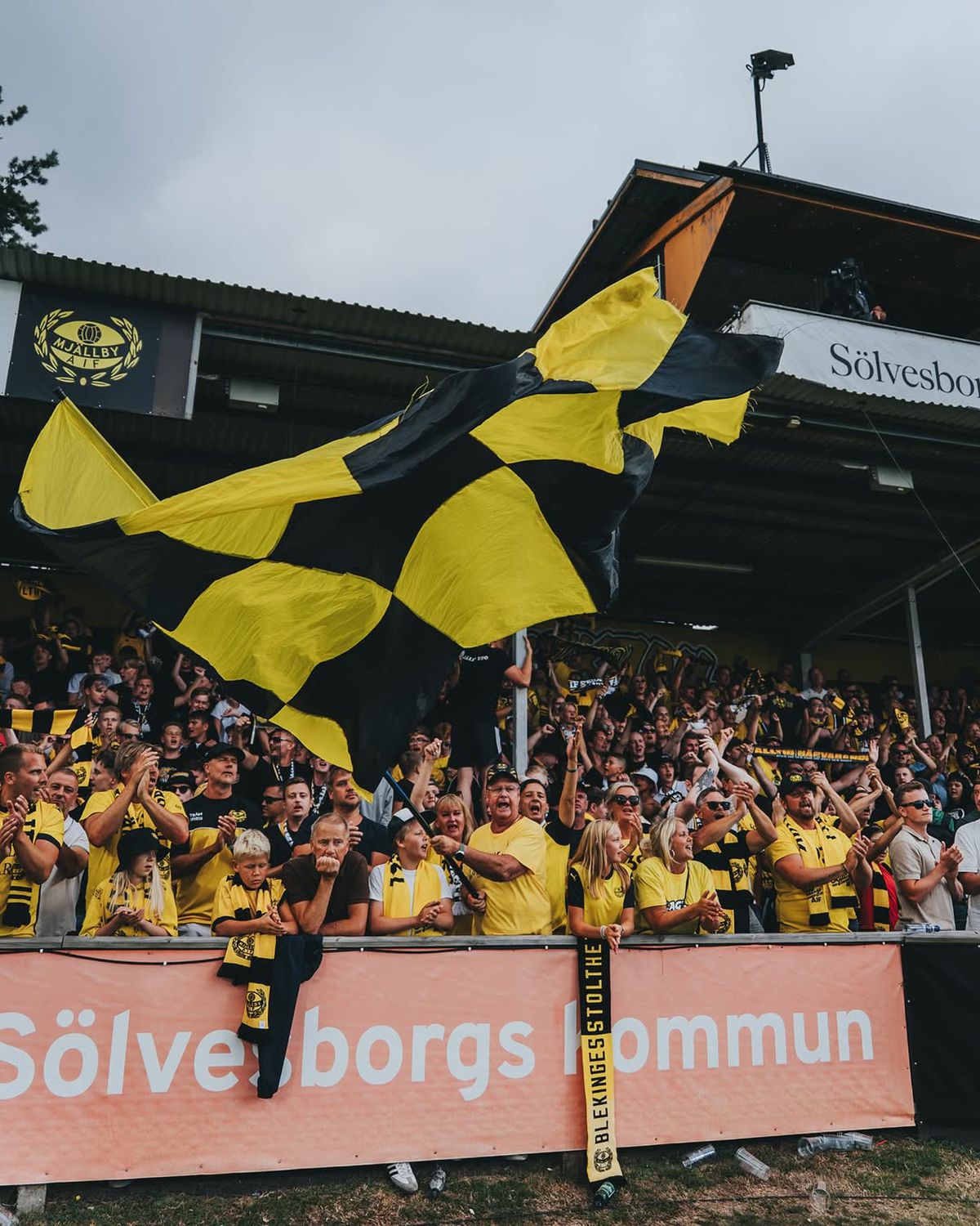 Stadionul Strandvallen și satul Hallevik din Suedia