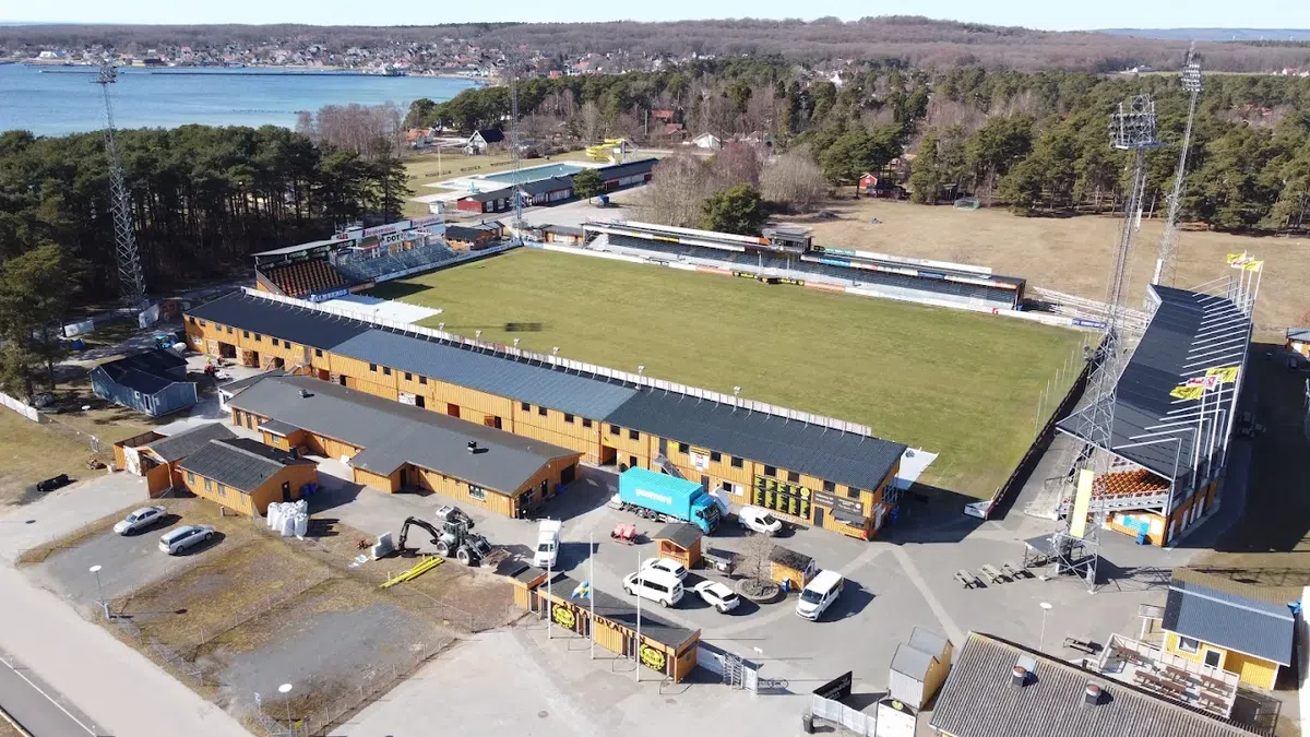 Stadionul Strandvallen și satul Hallevik din Suedia