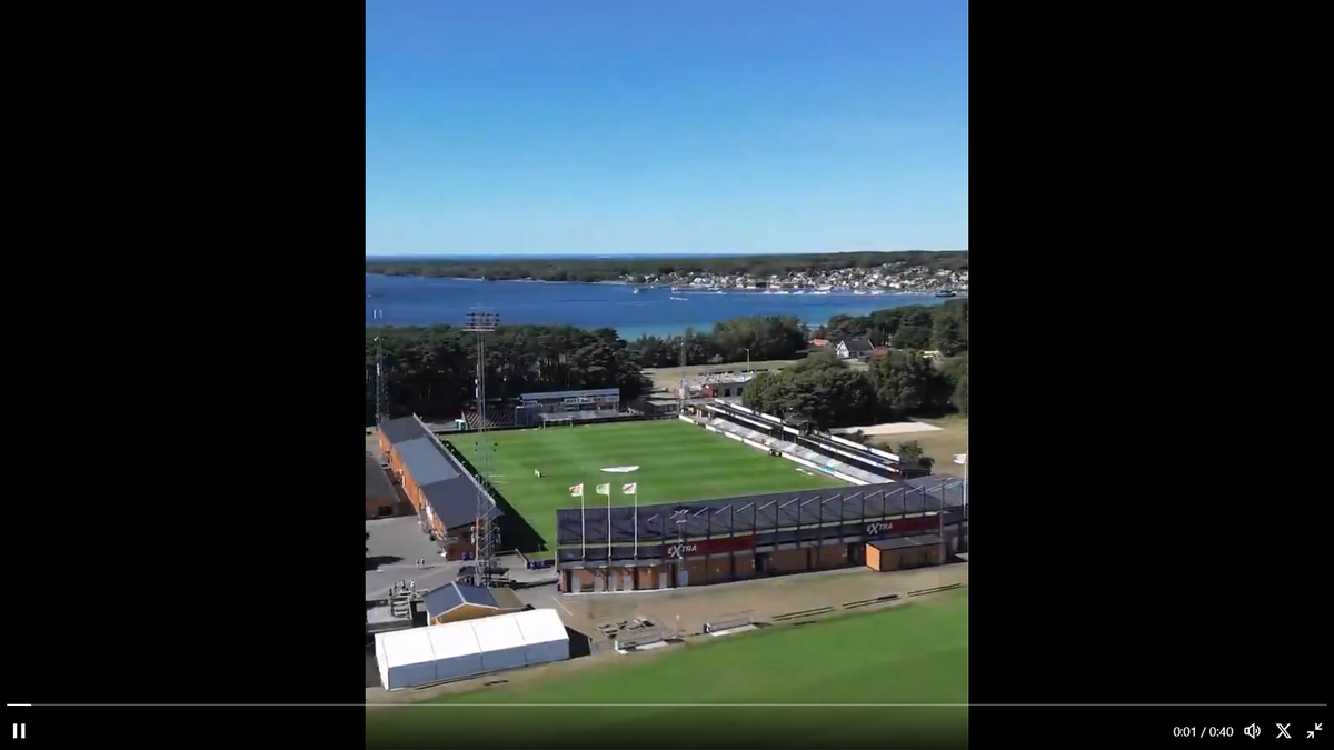 Stadionul Strandvallen și satul Hallevik din Suedia