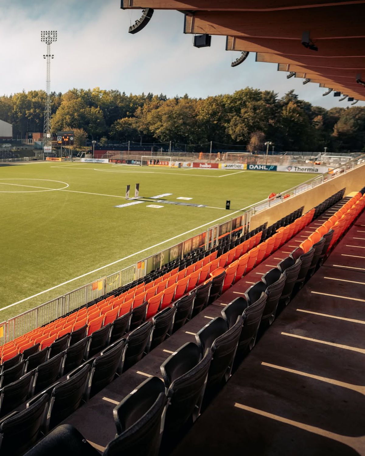 Stadionul Strandvallen și satul Hallevik din Suedia