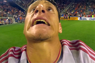 Imagini hilare » Jucătorul a căzut în genunchi în fața arbitrului: „Nu, te rog!”