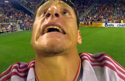 Imagini hilare » Jucătorul a căzut în genunchi în fața arbitrului: „Nu, te rog!”