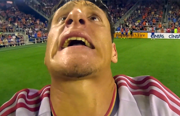 Imagini hilare » Jucătorul a căzut în genunchi în fața arbitrului: „Nu, te rog!”