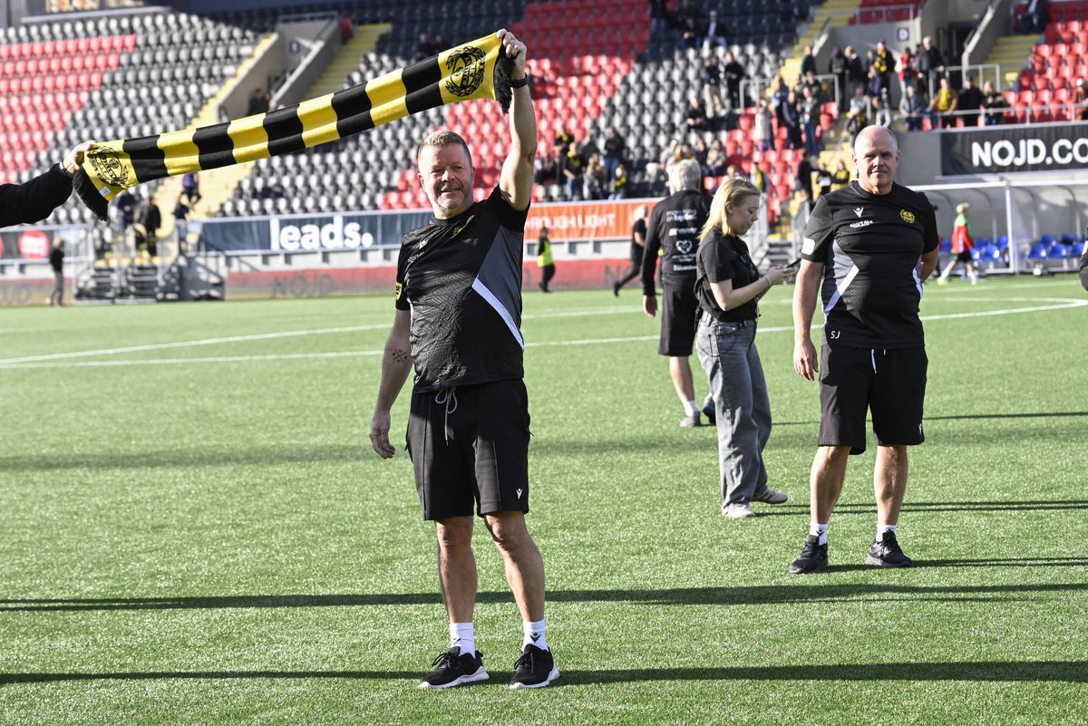 Stadionul Strandvallen și satul Hallevik din Suedia