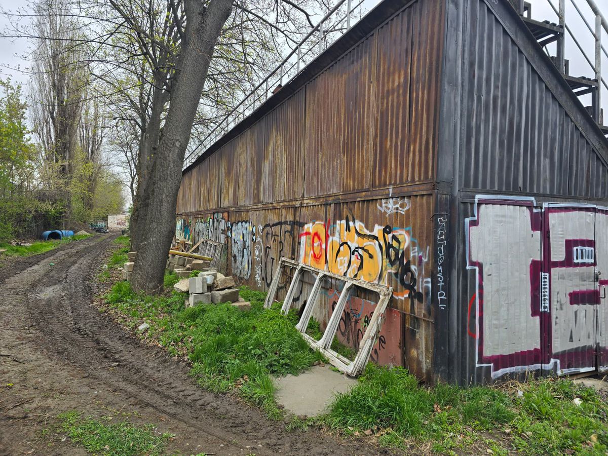 Cum arătau terenul și tribunele CCSS Tei, înainte de modernizare