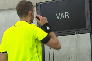 Intervenție VAR la Rakow - Craiova » Arbitrul i-a arătat cartonașul roșu