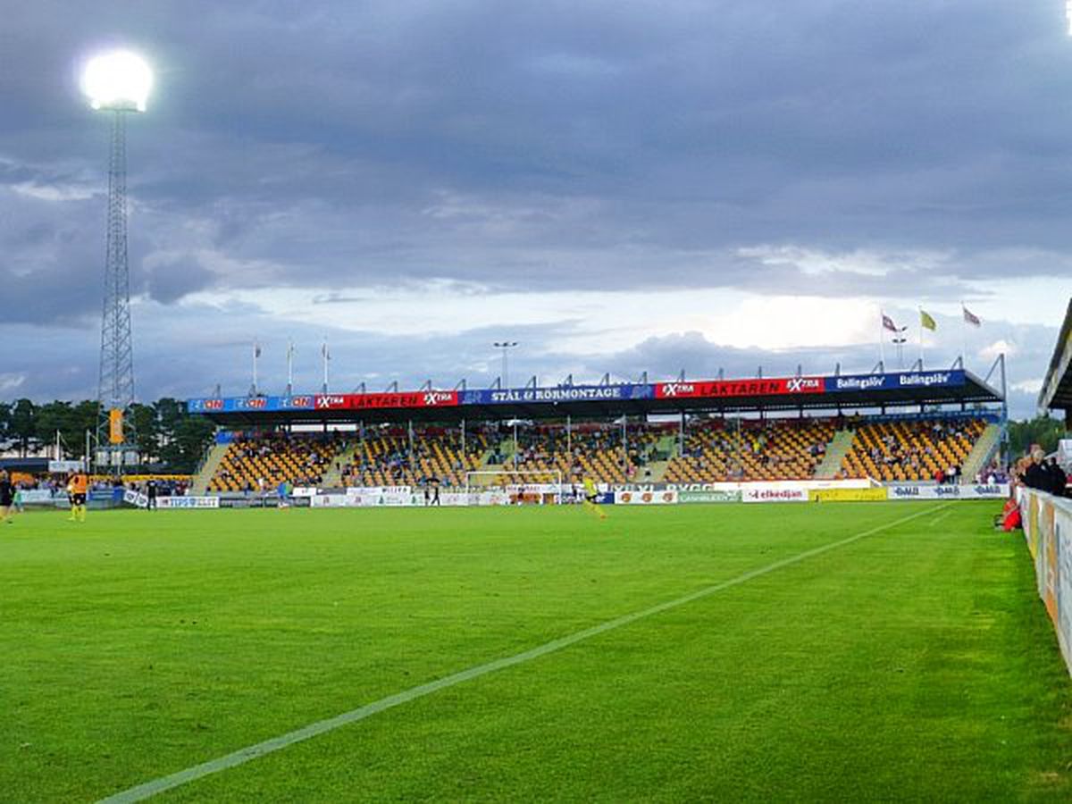 Stadionul Strandvallen și satul Hallevik din Suedia