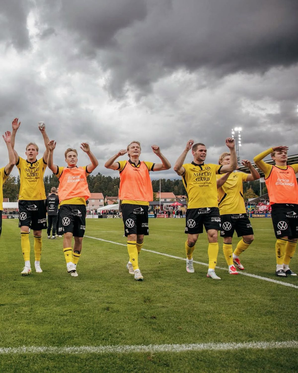 Stadionul Strandvallen și satul Hallevik din Suedia