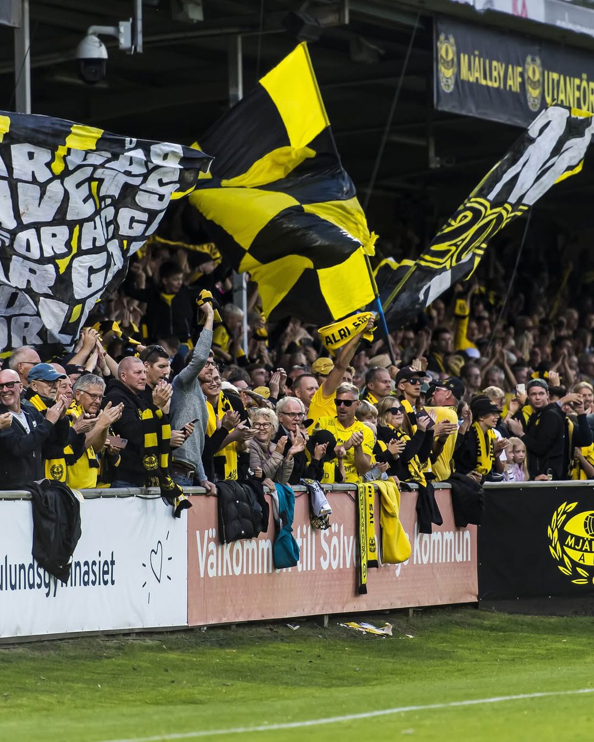 Stadionul Strandvallen și satul Hallevik din Suedia