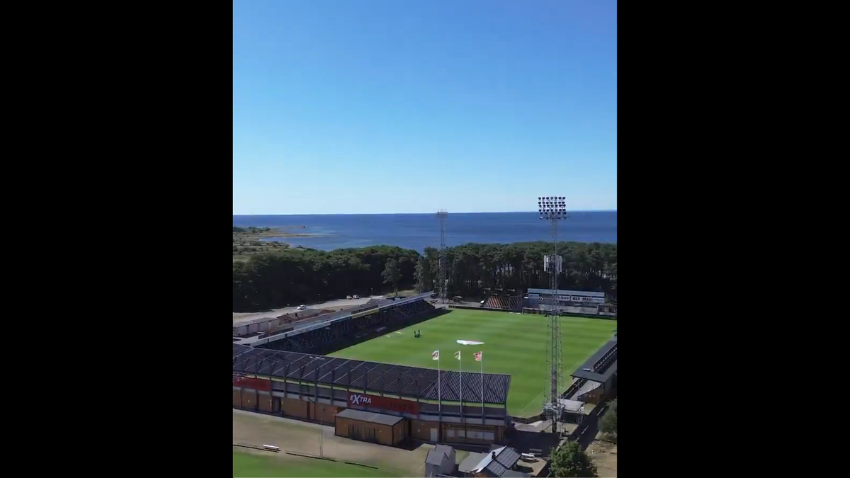 Stadionul Strandvallen și satul Hallevik din Suedia