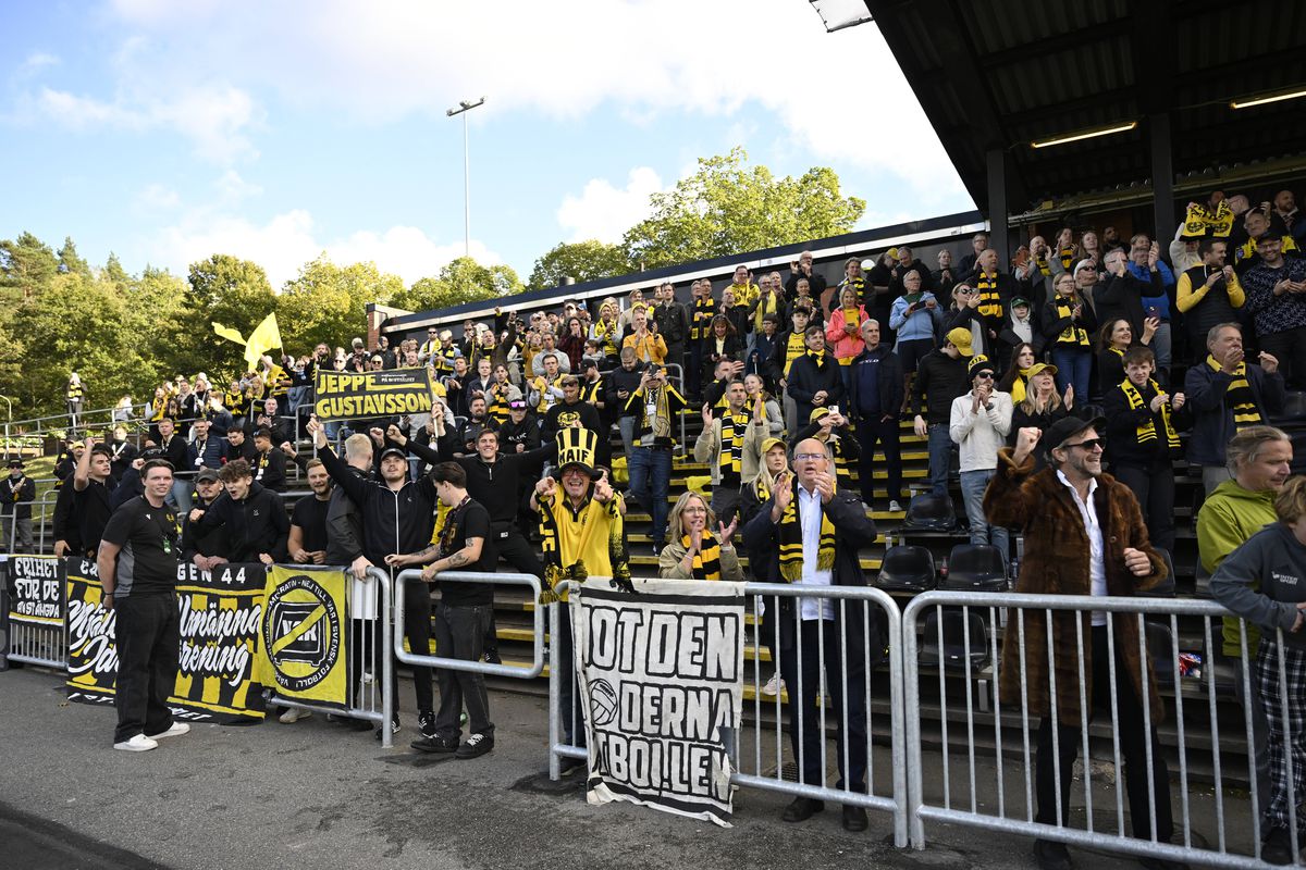 Stadionul Strandvallen și satul Hallevik din Suedia