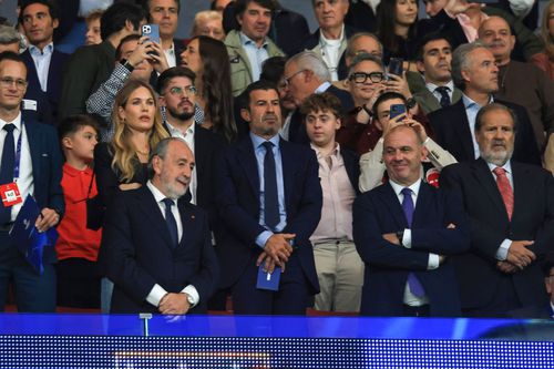 Meciul dintre FC Barcelona și Paris Saint-Germain (1-2) din Liga Campionilor a oferit un moment tensionat în tribune, unde se afla nimeni altul decât fostul mijlocaș Luis Figo (52 de ani). // foto: Imago Images