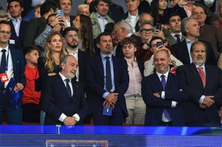 Figo s-a întors pentru prima dată după 25 de ani pe stadionul Barcelonei! Cum au reacționat fanii față de „trădătorul” atacat cu un cap de porc