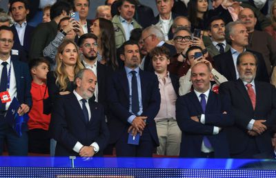 Figo s-a întors pentru prima dată după 25 de ani pe stadionul Barcelonei! Cum au reacționat fanii față de „trădătorul” atacat cu un cap de porc