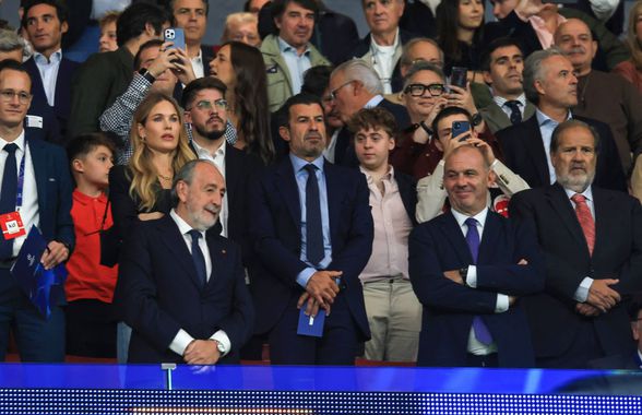 Figo s-a întors pentru prima dată după 25 de ani pe stadionul Barcelonei! Cum au reacționat fanii față de „trădătorul” atacat cu un cap de porc