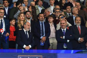A avut curaj să se întoarcă la Barcelona » Tot stadionul l-a înjurat când a ajuns în lojă cu PSG