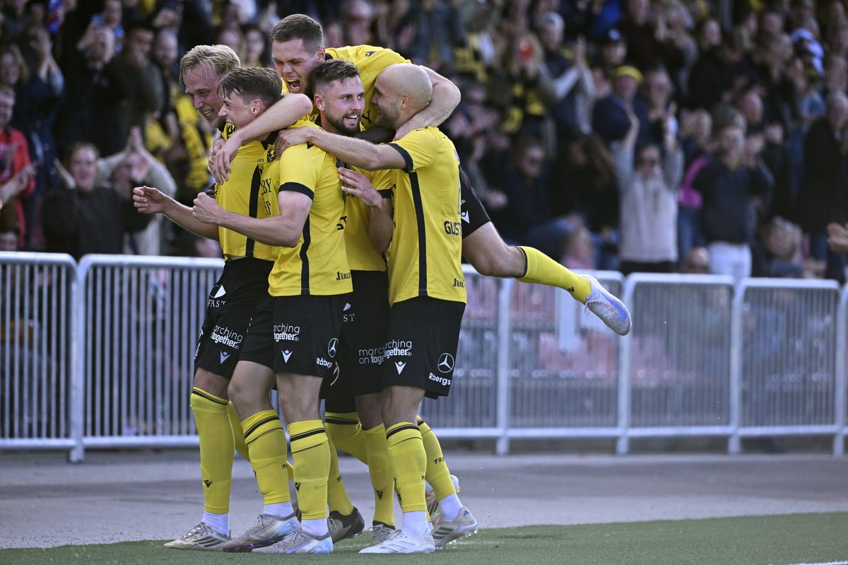 Stadionul Strandvallen și satul Hallevik din Suedia