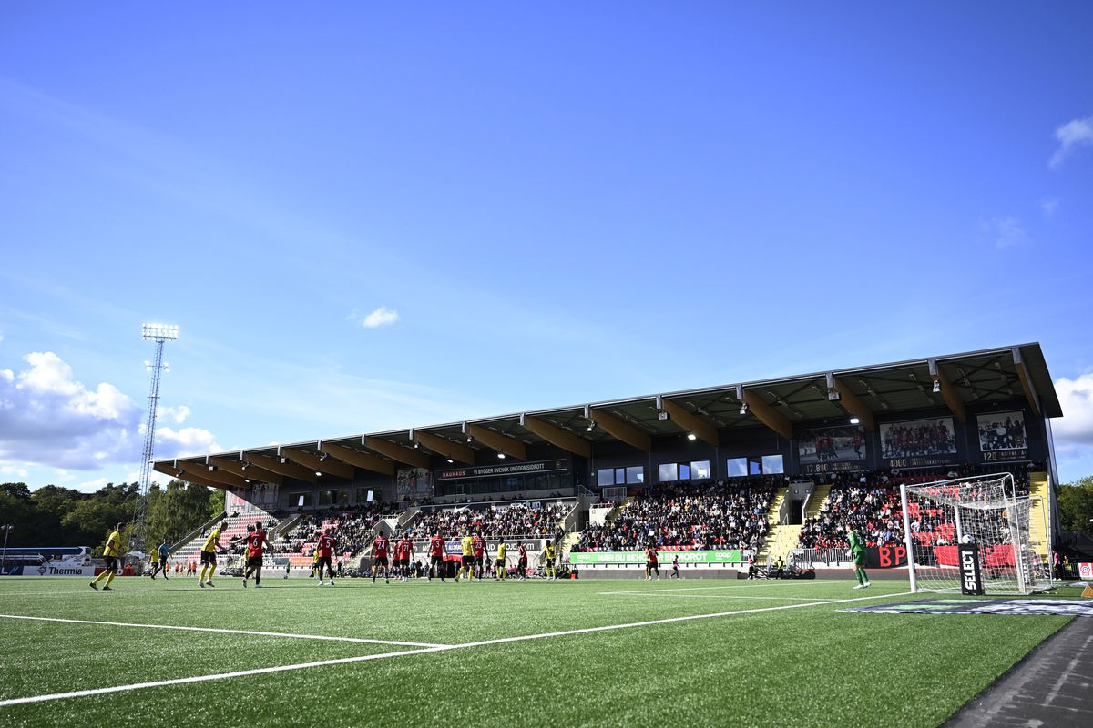 Stadionul Strandvallen și satul Hallevik din Suedia
