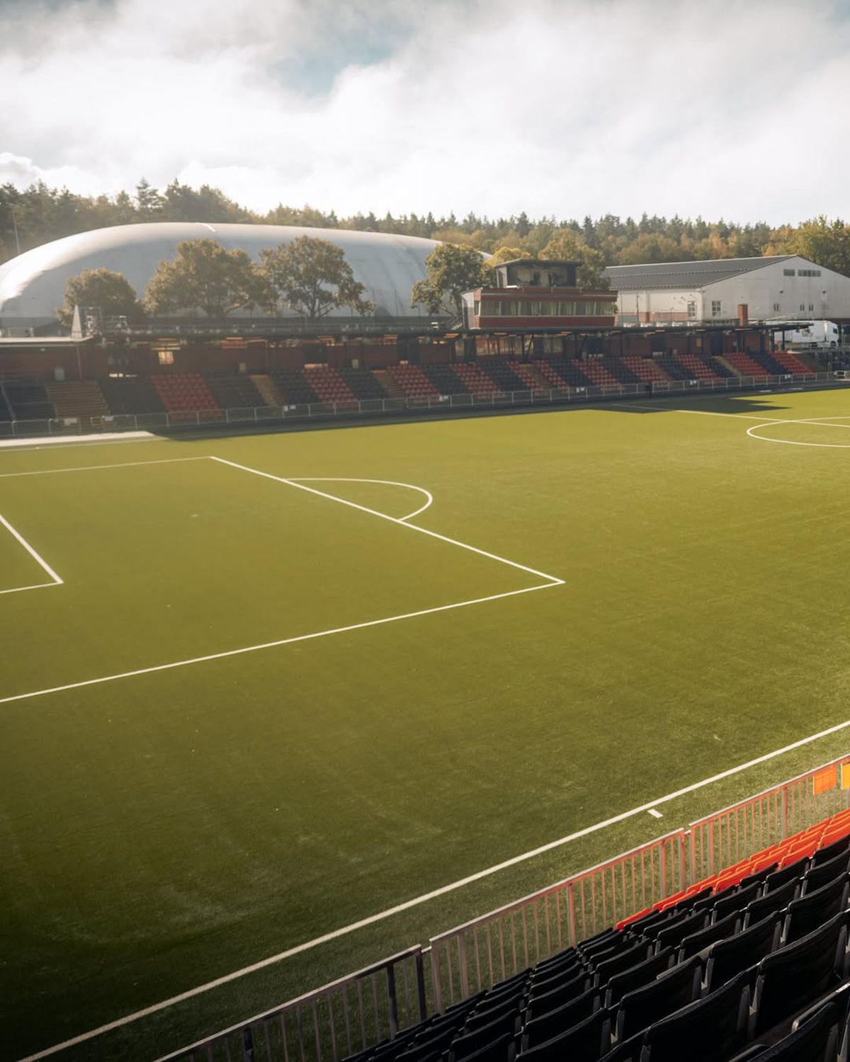 Stadionul Strandvallen și satul Hallevik din Suedia