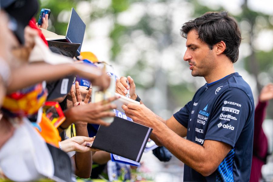 Carlos Sainz semnând autografe la Singapore Foto: Imago Images Marele Premiu de la Singapore, declarat în „pericol de căldură” » Regulă aplicată în premieră: sisteme de răcire în mașini