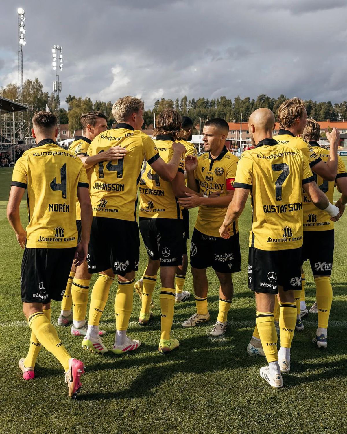 Stadionul Strandvallen și satul Hallevik din Suedia