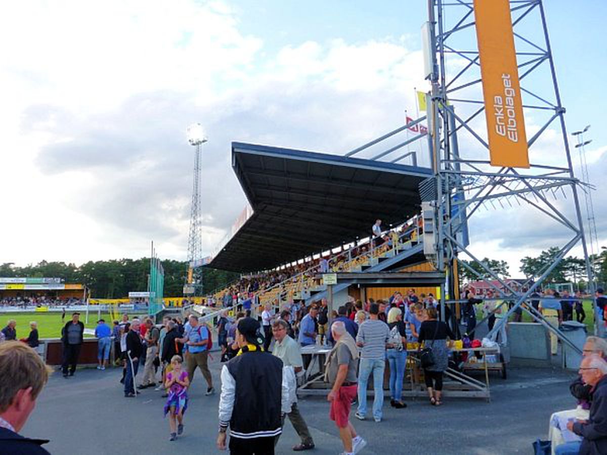 Stadionul Strandvallen și satul Hallevik din Suedia