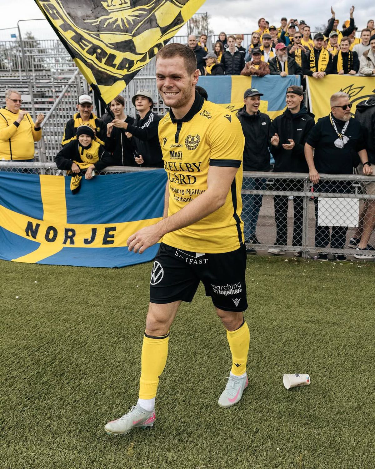 Stadionul Strandvallen și satul Hallevik din Suedia