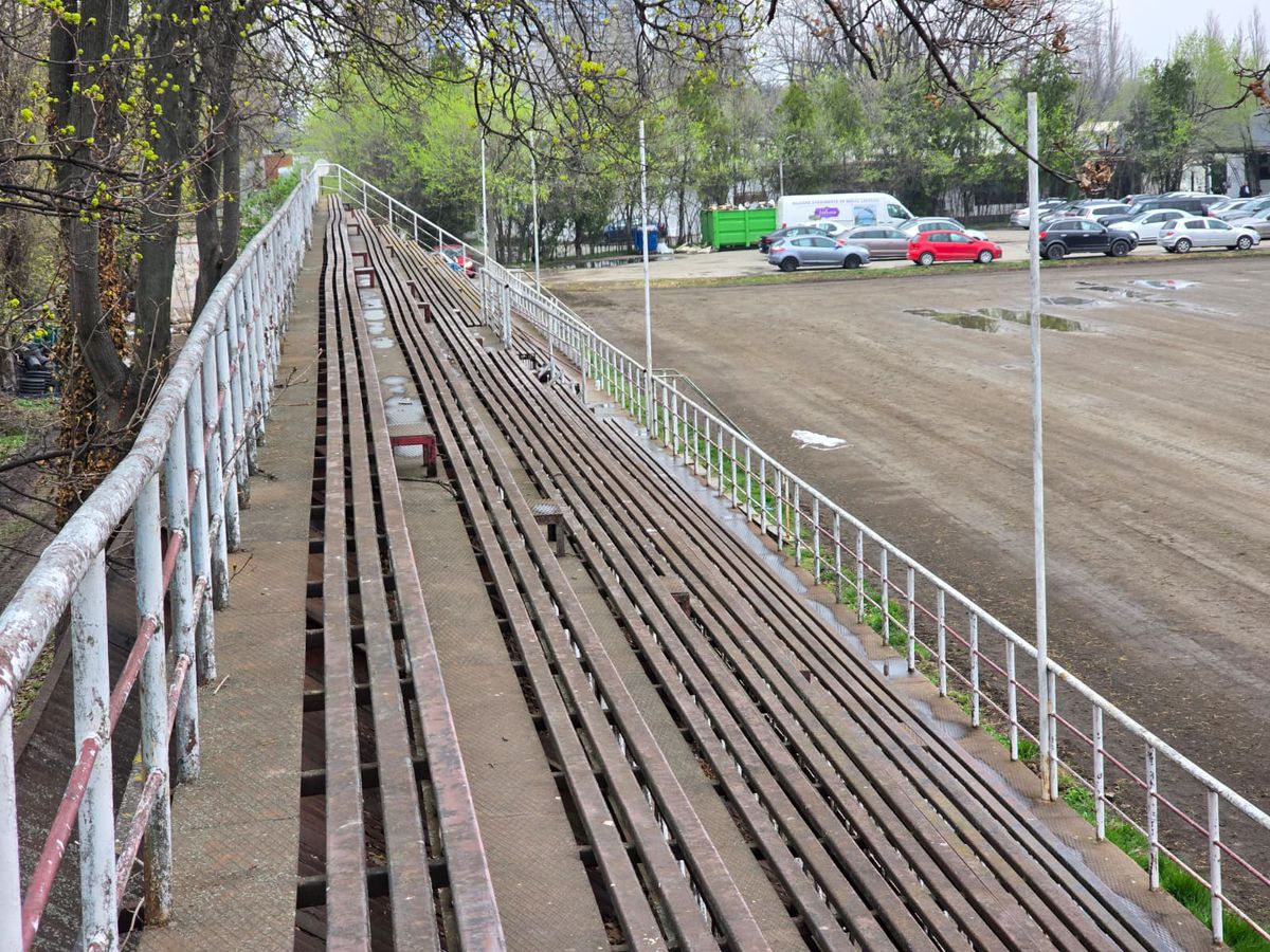 Cum arătau terenul și tribunele CCSS Tei, înainte de modernizare