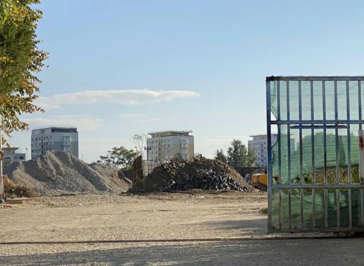 FOTO. Ion Țiriac face bani și în timpul crizei » A băgat buldozerele într-o clădire simbol din București