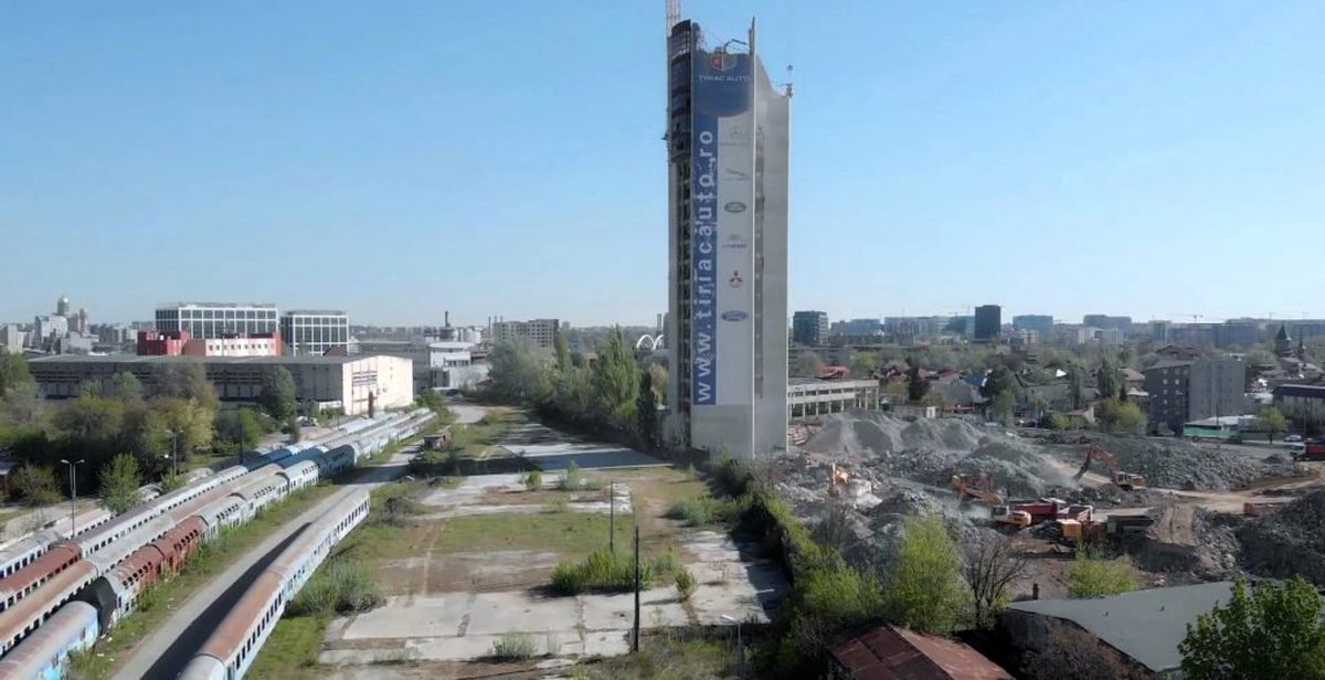 FOTO. Ion Țiriac face bani și în timpul crizei » A băgat buldozerele într-o clădire simbol din București