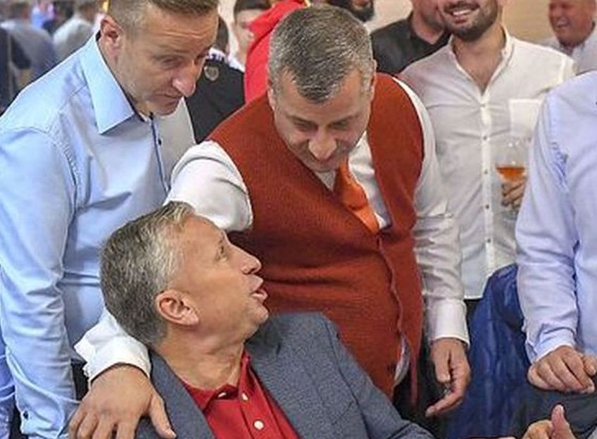 Neluţu Varga, în picioare, ţinându-l pe Dan Petrescu după umăr