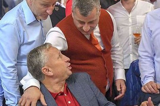 Neluţu Varga, în picioare, ţinându-l pe Dan Petrescu după umăr