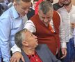 Neluţu Varga, în picioare, ţinându-l pe Dan Petrescu după umăr