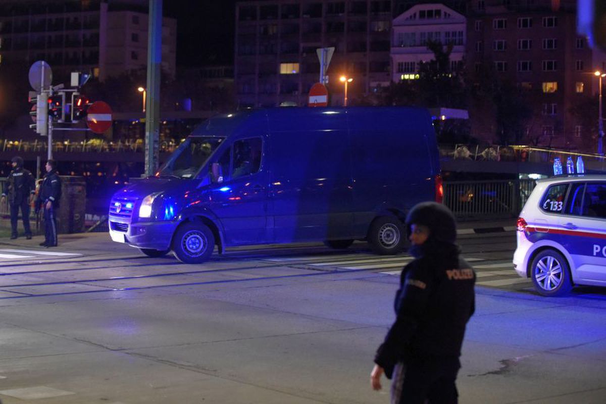 Atac terorist la Viena. Doi morți, 15 răniți » Cancelarul Austriei: „Un atac terorist dezgustător”