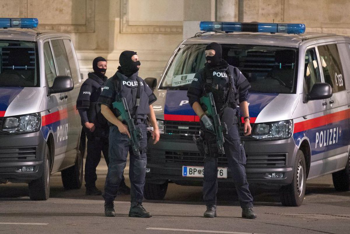 Atac terorist la Viena. Doi morți, 15 răniți » Cancelarul Austriei: „Un atac terorist dezgustător”