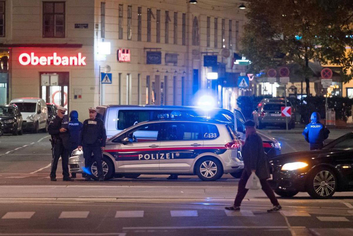 Atac terorist la Viena. Doi morți, 15 răniți » Cancelarul Austriei: „Un atac terorist dezgustător”