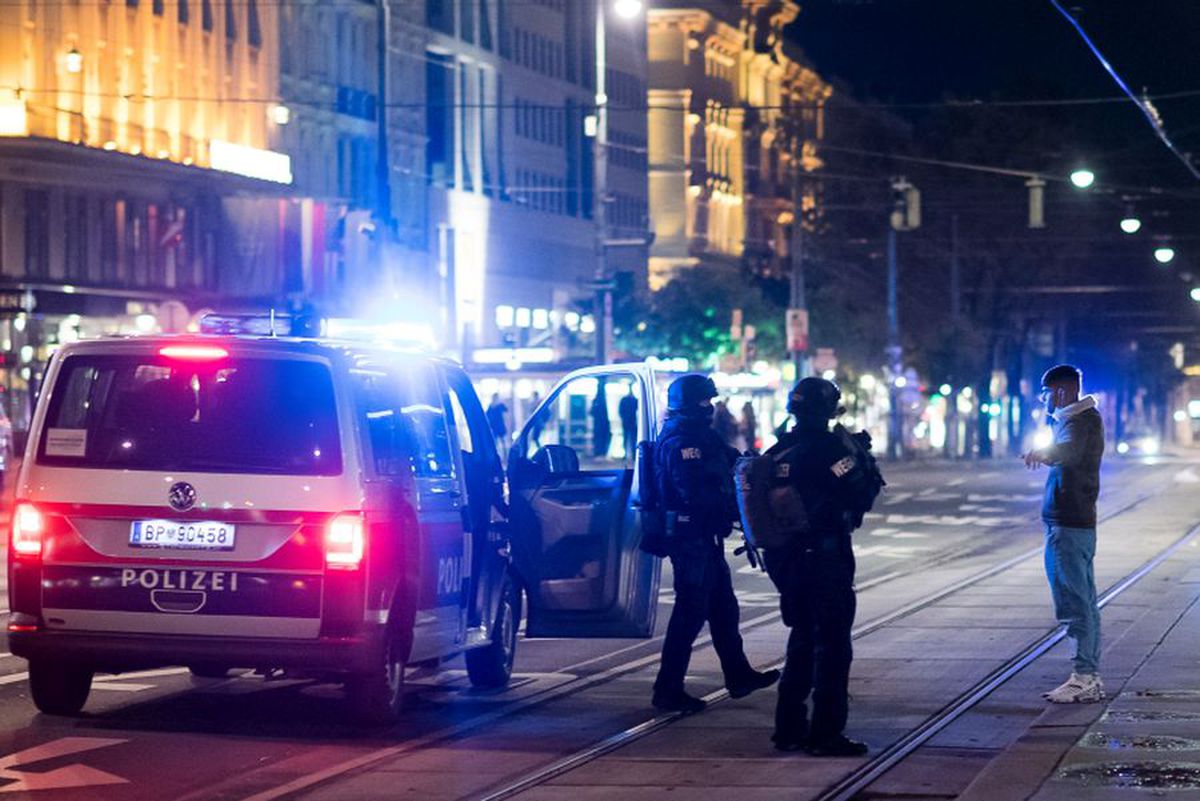 Atac terorist la Viena. Doi morți, 15 răniți » Cancelarul Austriei: „Un atac terorist dezgustător”