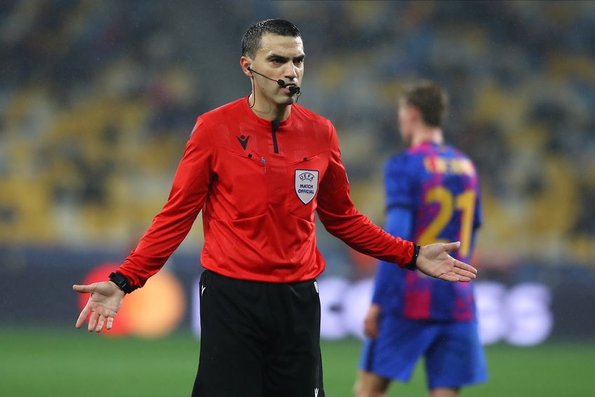 Ovidiu Hațegan (41 de ani) a fost implicat în două faze de impact în Dinamo Kiev - Barcelona, meci din grupa E a Ligii Campionilor.