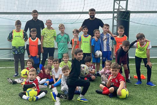 Frații Herea alături de micuții lor fotbaliști.