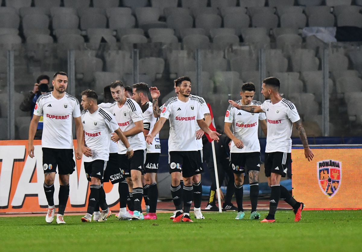 Atmosferă de UNTOLD la derby-ul Clujului: artificii, torțe, scenografie și un vibe de clasă