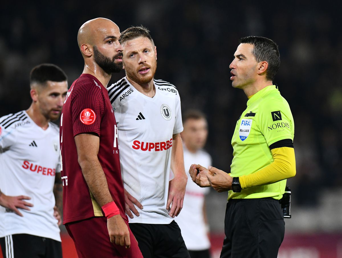 Atmosferă de UNTOLD la derby-ul Clujului: artificii, torțe, scenografie și un vibe de clasă