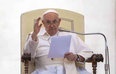 Nu se așteptau! Cum a răspuns Papa Francisc provocării lansate în direct: „Pe cine preferați, Maradona sau Messi?”