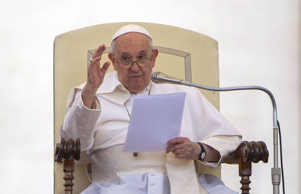 Nu se așteptau! Cum a răspuns Papa Francisc provocării lansate în direct: „Pe cine preferați, Maradona sau Messi?”