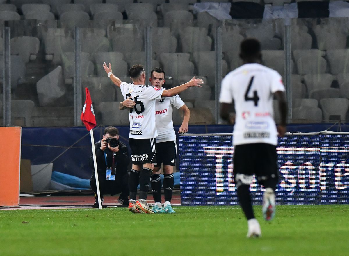 Atmosferă de UNTOLD la derby-ul Clujului: artificii, torțe, scenografie și un vibe de clasă