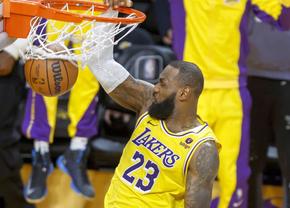 LeBron James a ridicat sala în picioare în NBA, după ce a rămas desculț în timpul jocului!