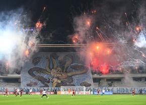 Atmosferă de UNTOLD la derby-ul Clujului: artificii, torțe, scenografie și un vibe de clasă