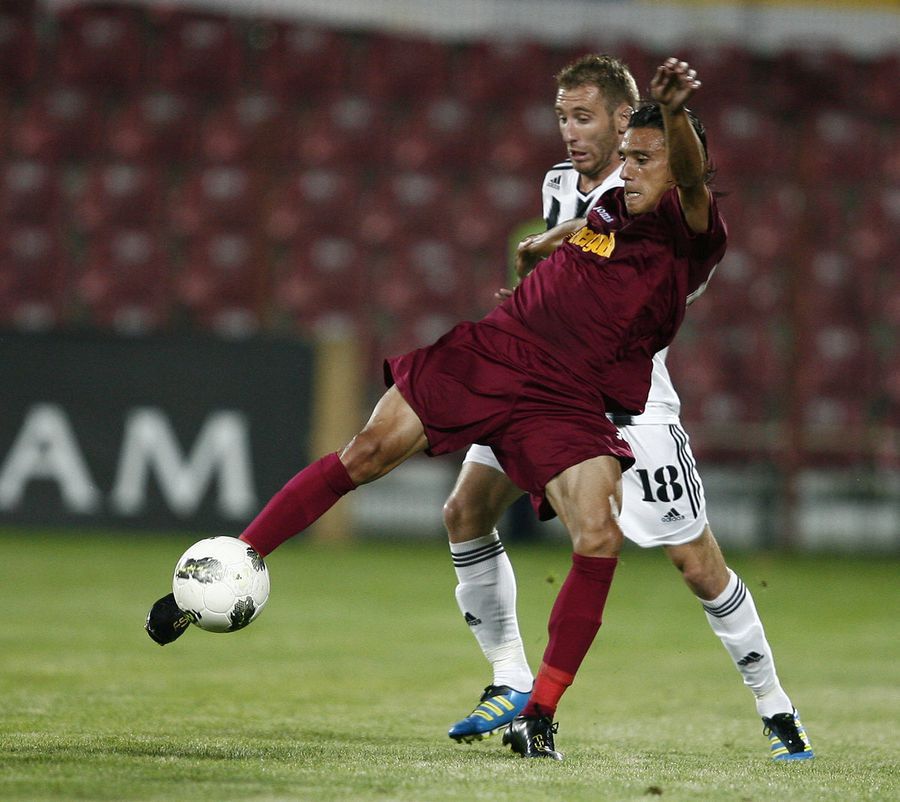 Mario Camora la partida de debut cu Ceahlăul, din 2011 Mario Camora, interviu de gală după 400 meciuri în Liga 1: „Dacă cineva ar vrea să mă șteargă din istoria lui CFR, n-ar avea cum” + „Le dădeam bani colegilor ca să mănânce”