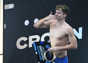 Leon Marchand a câștigat Cupa Mondială în bazin scurt + Cursa incredibilă la 200 m liber, unde l-a depășit pe Pan Zhanle
