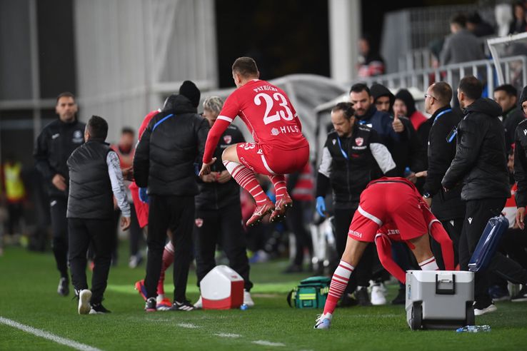 Josue Homawoo, accidentat în Dinamo - UTA Arad, foto: Eduard Vînătoru