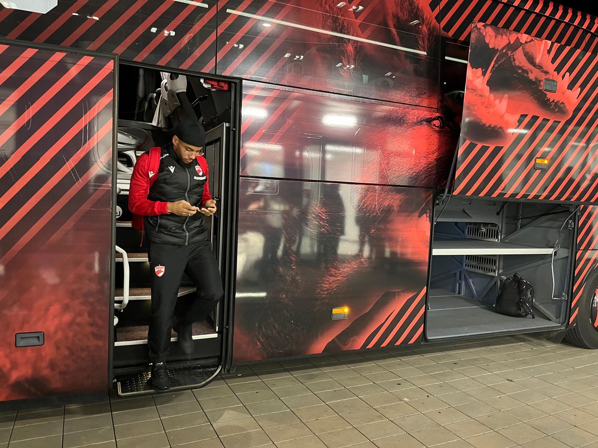 Dinamo - UTA 1-0 » Politic, câine de rasă! Golul de generic al lui Dennis aduce victoria unui Dinamo modest în repriza a doua! „Câinii” sunt acum pe 2